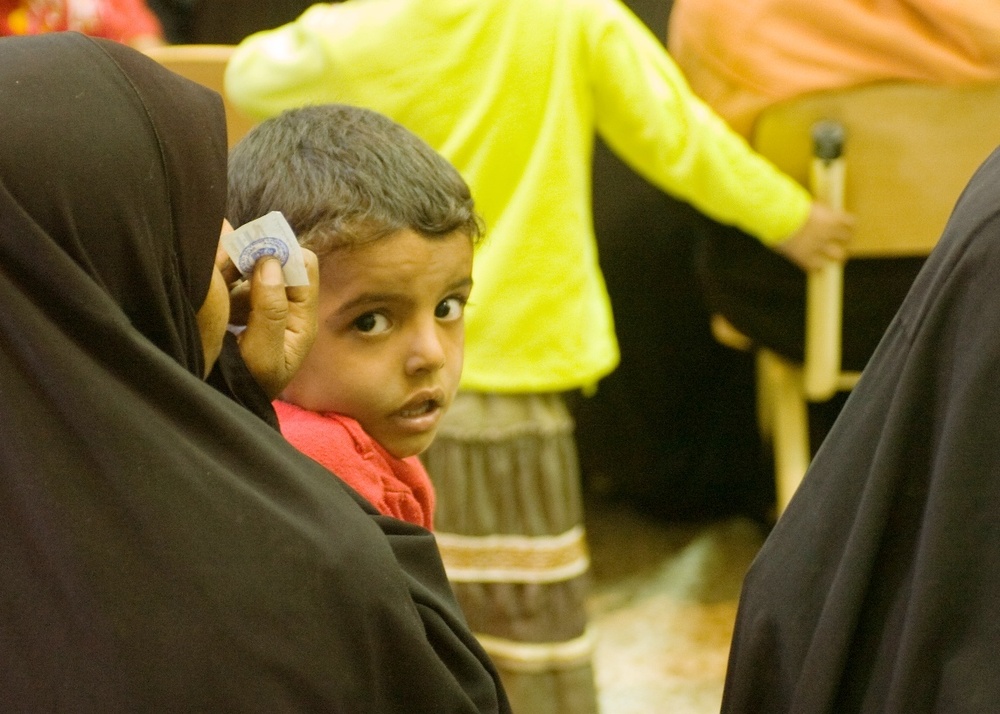 Salvadoran soldiers pass food to widows, orphans, needy around Numaniyah