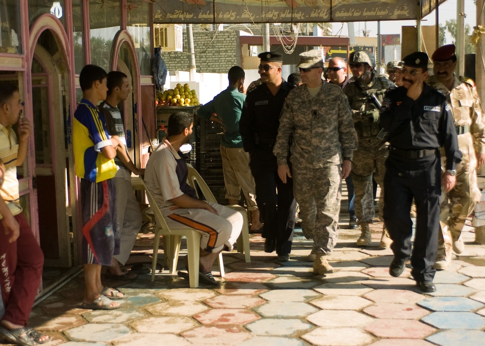 Generals take in sights of al Kut