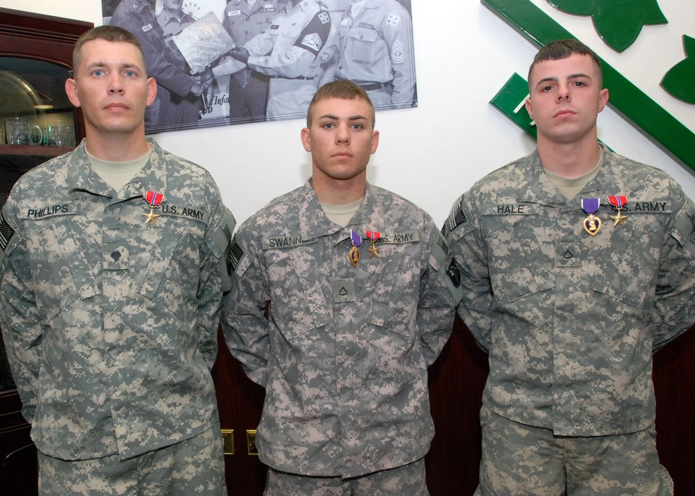 Command General awards Bronze Stars, Purple Hearts to Multi-National Division - Baghdad Soldiers