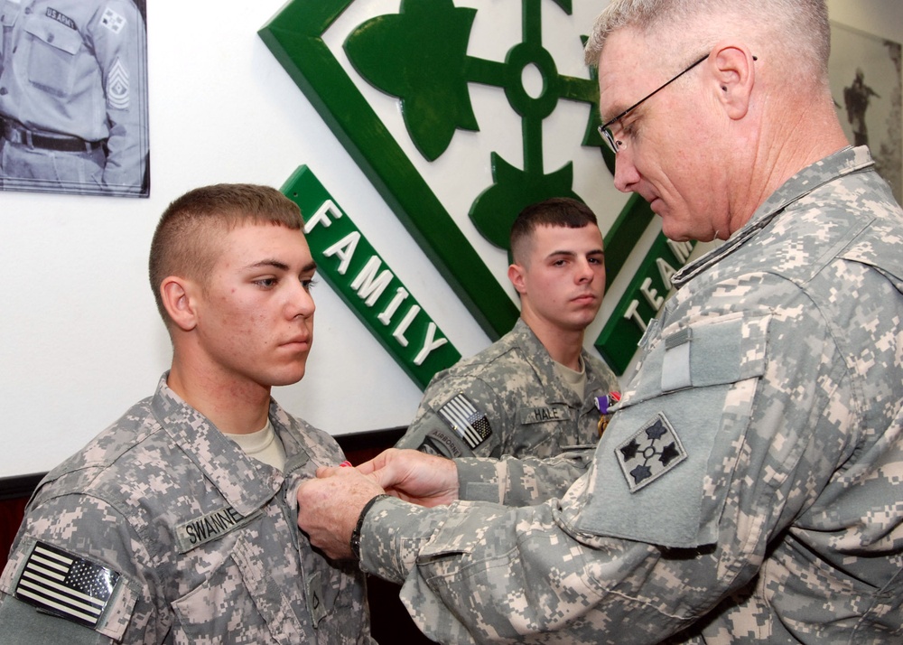 Command General awards Bronze Stars, Purple Hearts to Multi-National Division - Baghdad Soldiers