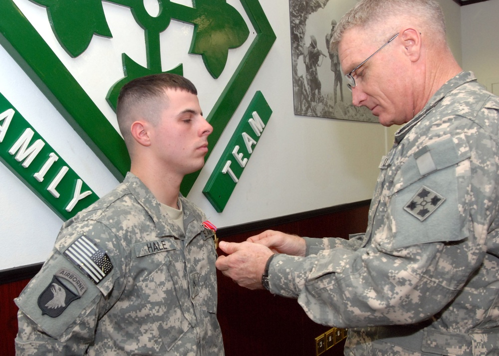 Command General awards Bronze Stars, Purple Hearts to Multi-National Division - Baghdad Soldiers