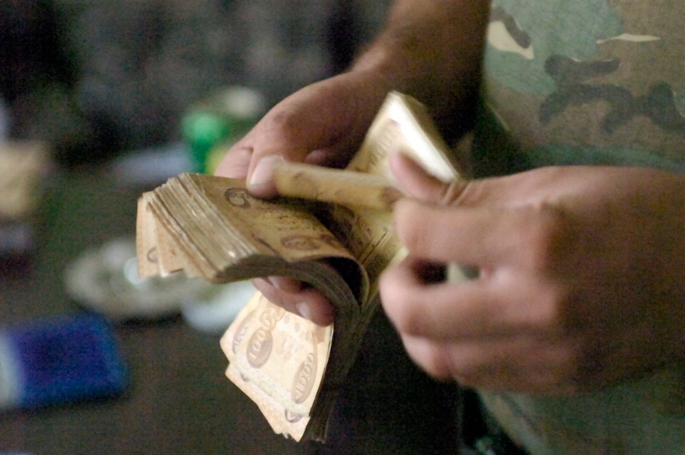Iraqi government pays Sons of Iraq