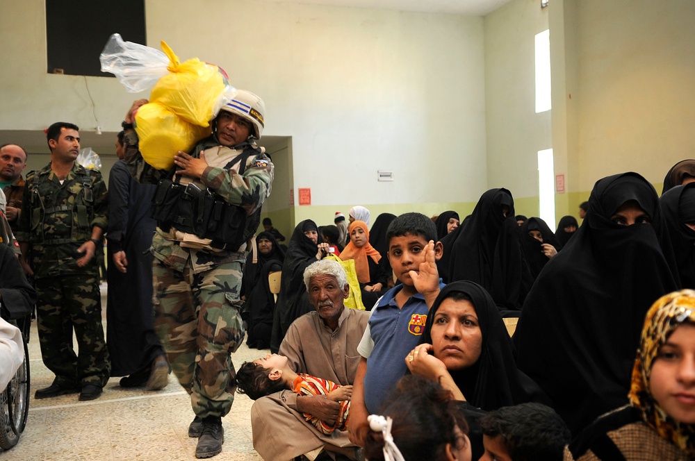 El Salvadoran army provides humanitarian aid