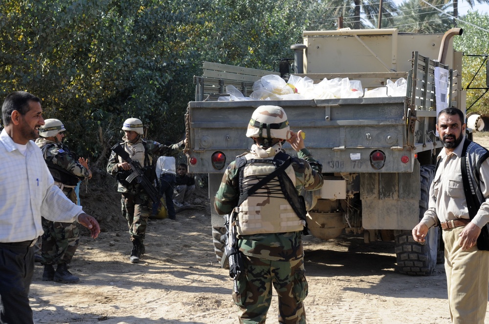 El Salvadoran army provides humanitarian aid