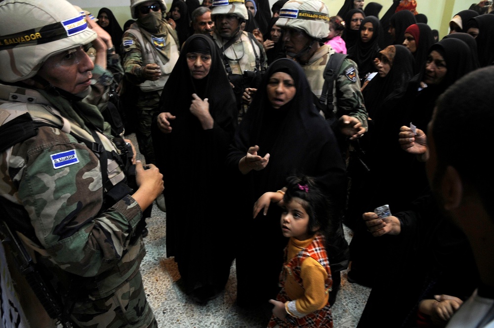 El Salvadoran army provides humanitarian aid