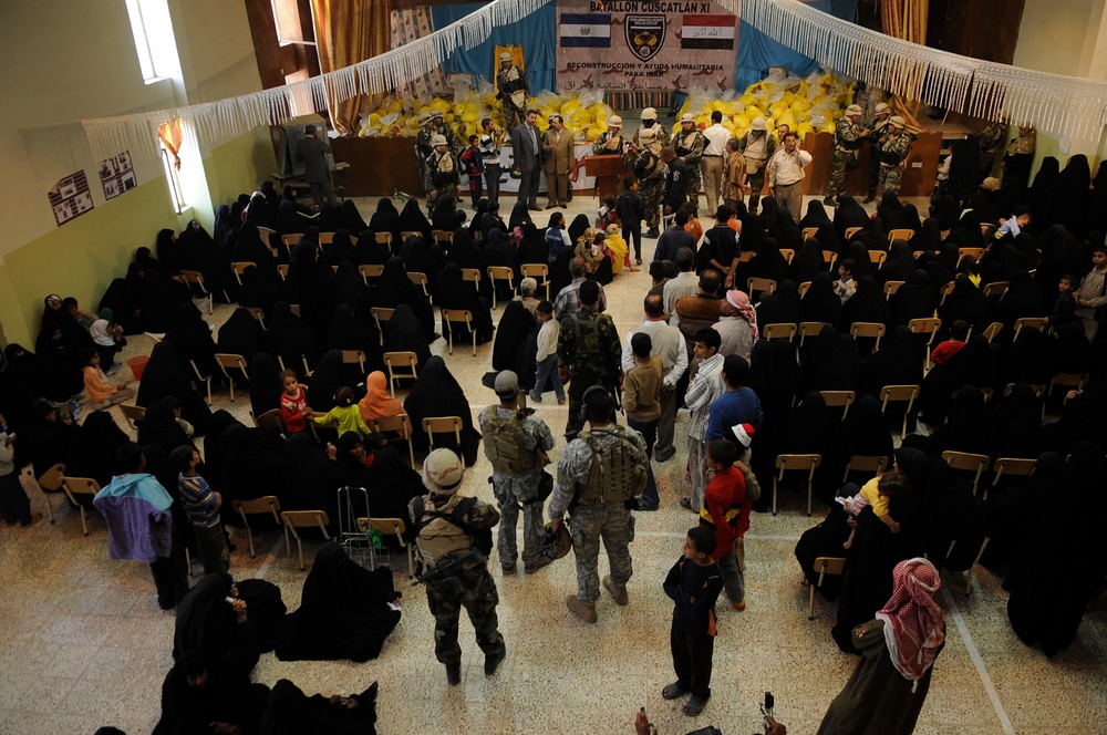 El Salvadoran army provides humanitarian aid