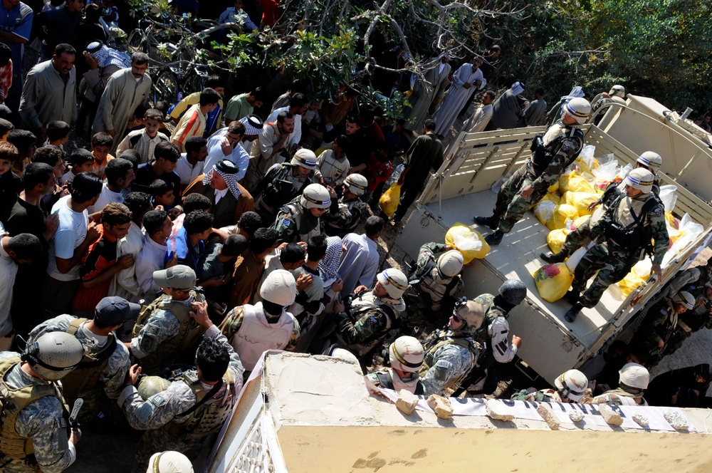 El Salvadoran army provides humanitarian aid