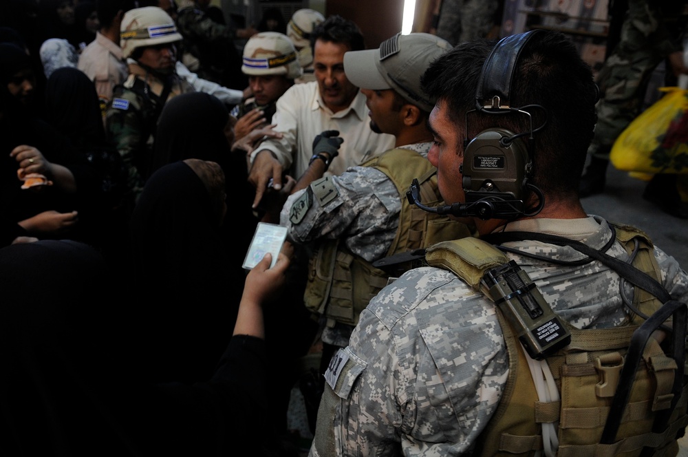El Salvadoran army provides humanitarian aid