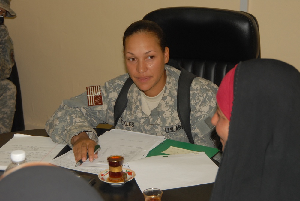 Iraqi women, U.S. Soldier meet to discuss grant proposals