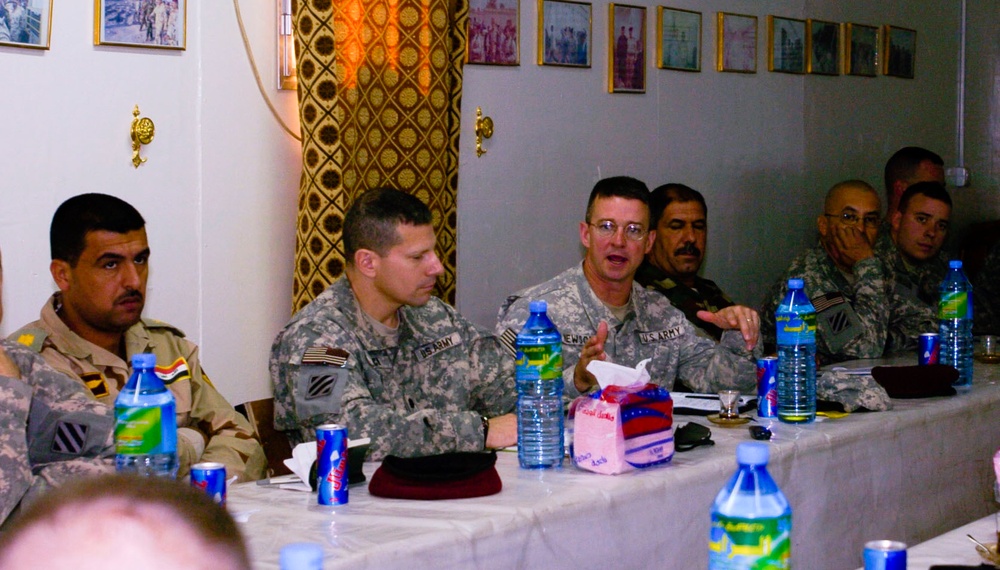 Iraqi army, Iraqi police, U.S. commanders discuss security of Babil