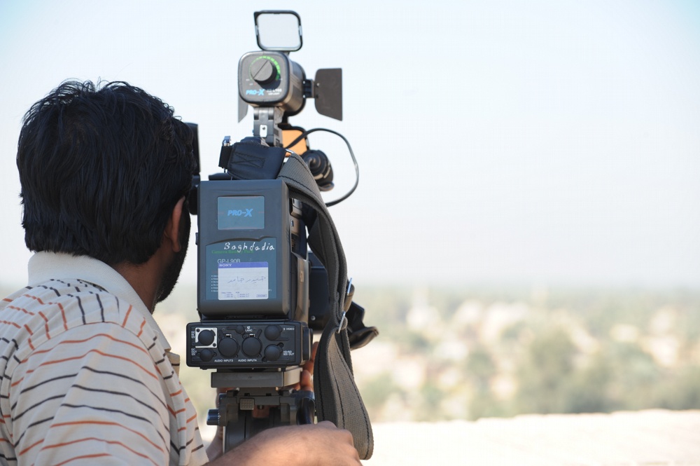 Iraqi camera crew films video in Salman Pak