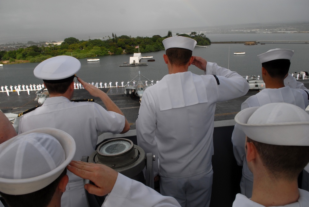USS Ronald Reagan pulls into Pearl Harbor