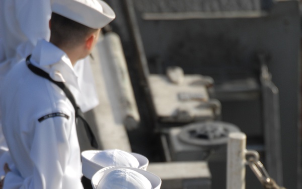 USS Ronald Reagan pulls into Pearl Harbor