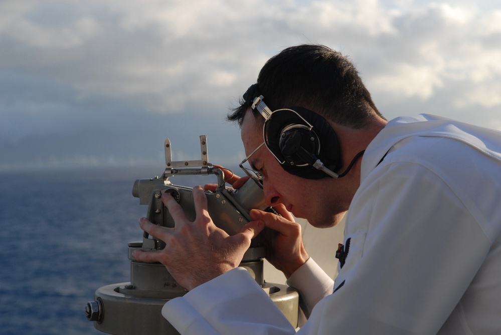USS Ronald Reagan pulls into Pearl Harbor