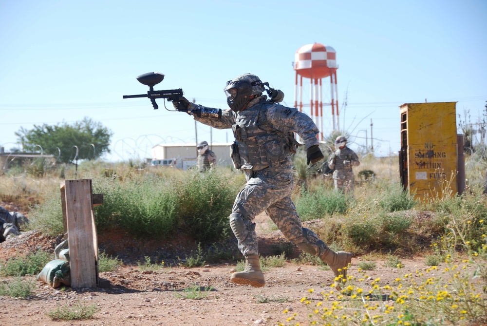 Division West 5th Armored Brigade trains Delaware National Guard unit headed for Iraq - 261st Tactical Theater Signal Brigade receives hands on training