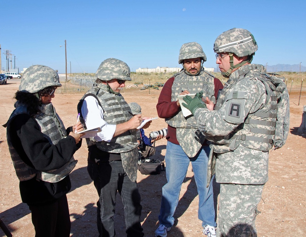 Division West 5th Armored Brigade trains Delaware National Guard unit headed for Iraq - 261st Tactical Theater Signal Brigade receives hands on training