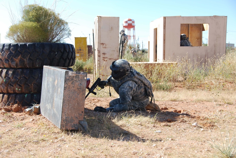 Division West 5th Armored Brigade trains Delaware National Guard unit headed for Iraq - 261st Tactical Theater Signal Brigade receives hands on training