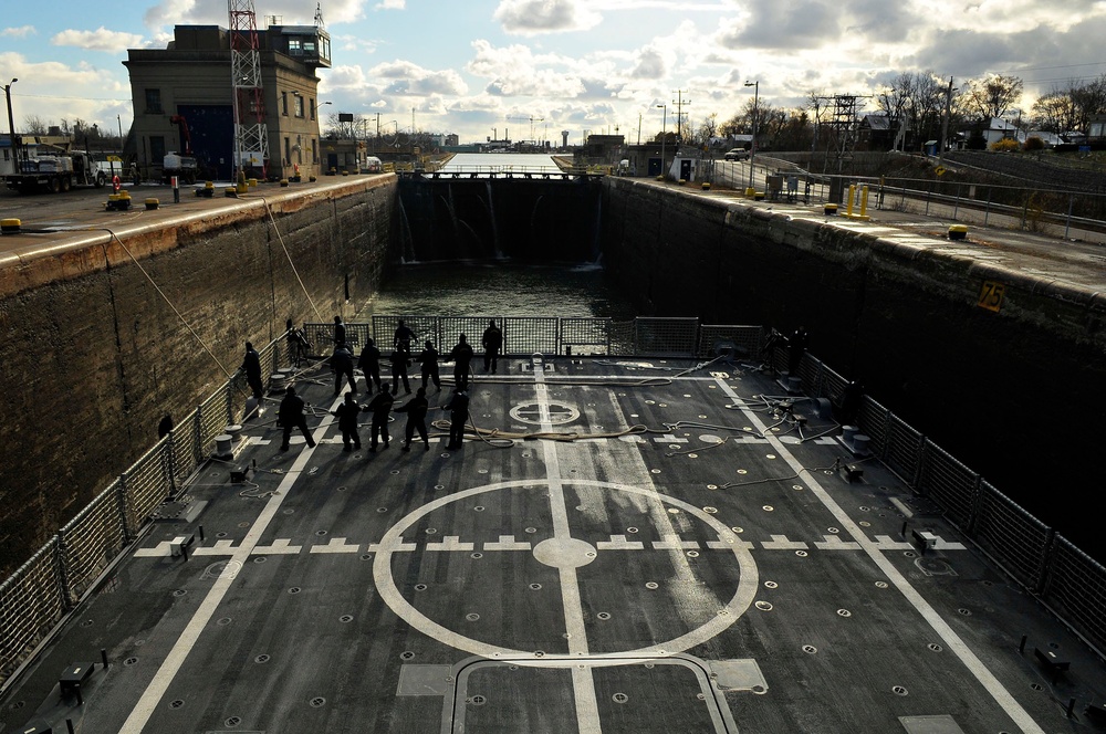 USS Freedom enters the Welland Canal