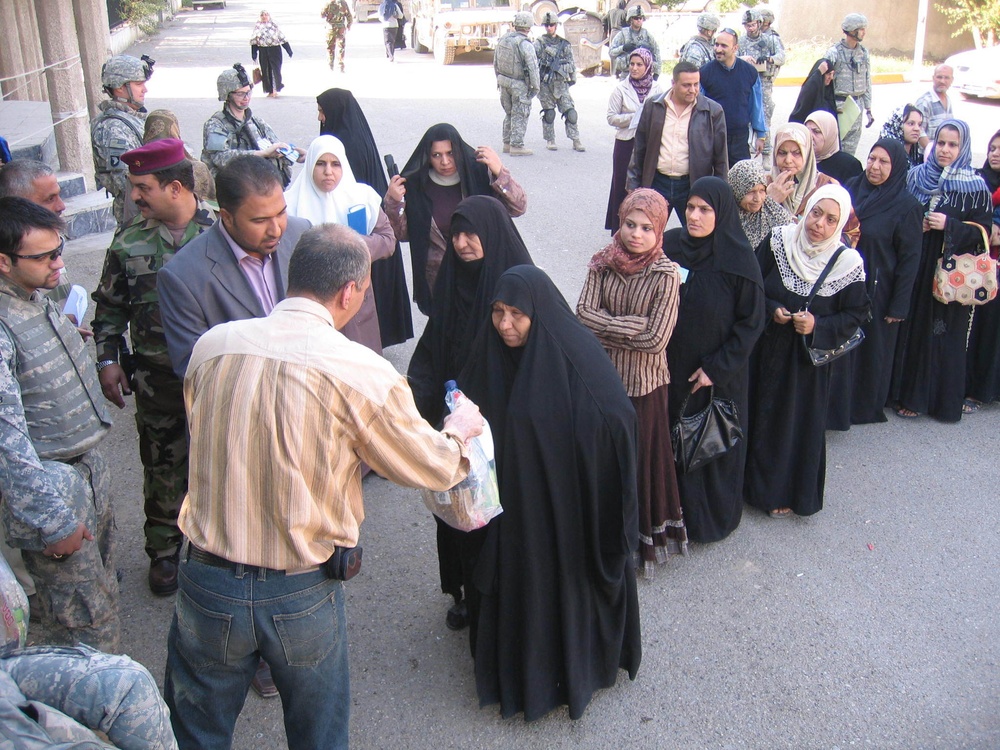 Iraqi widows receive food bundles from local leaders