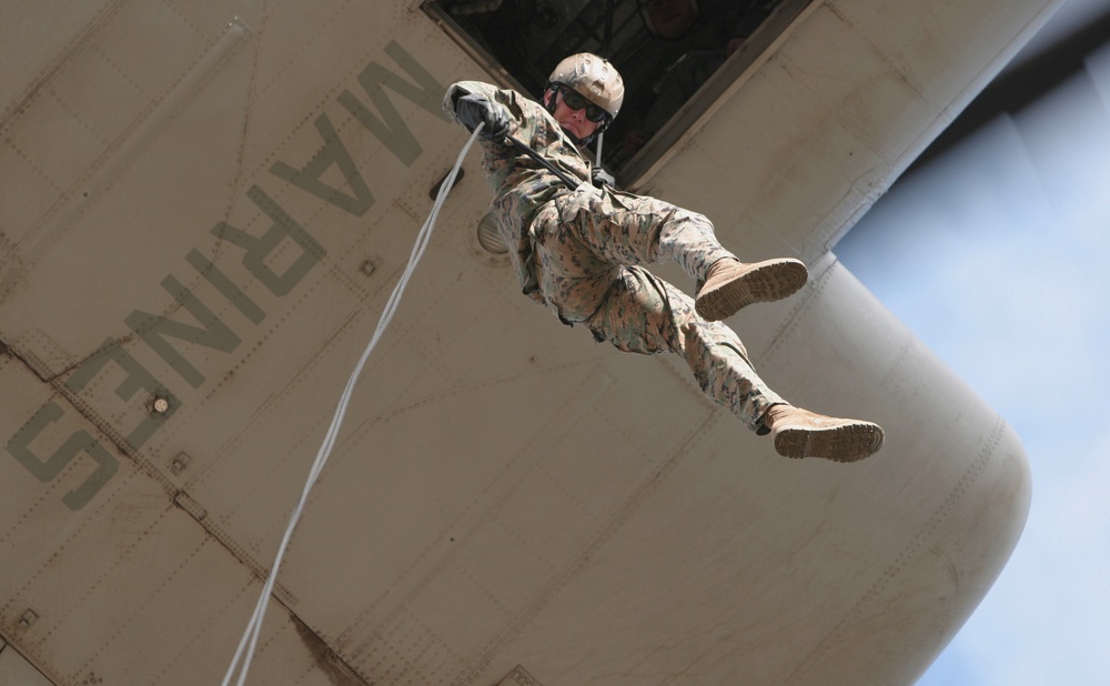 Marines conduct first Marine Corps Forces, Special Operations Command Helicopter Rope Suspension Training Masters course