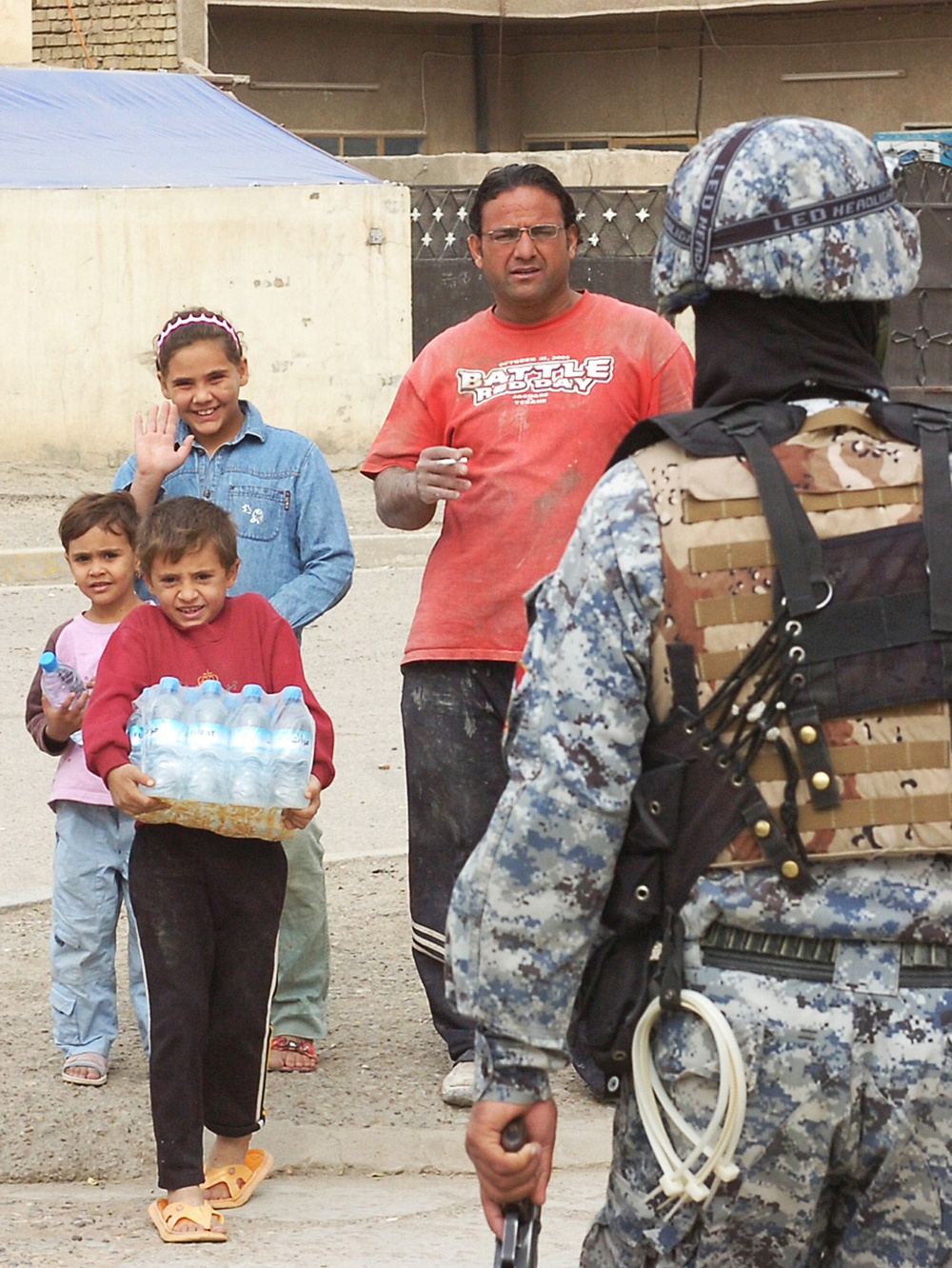 Iraqi police, Multi-National Division - Baghdad Soldiers provide humanitarian aid to those needing assistance in 9 Nissan