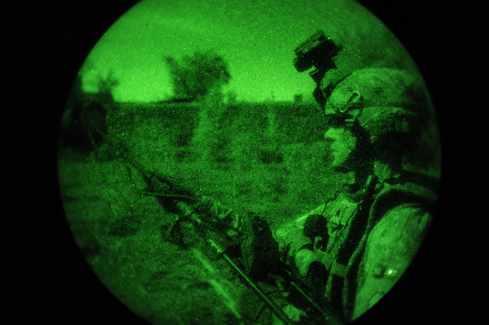 Iraqi army, U.S. Soldiers conduct overnight raid in Rowad