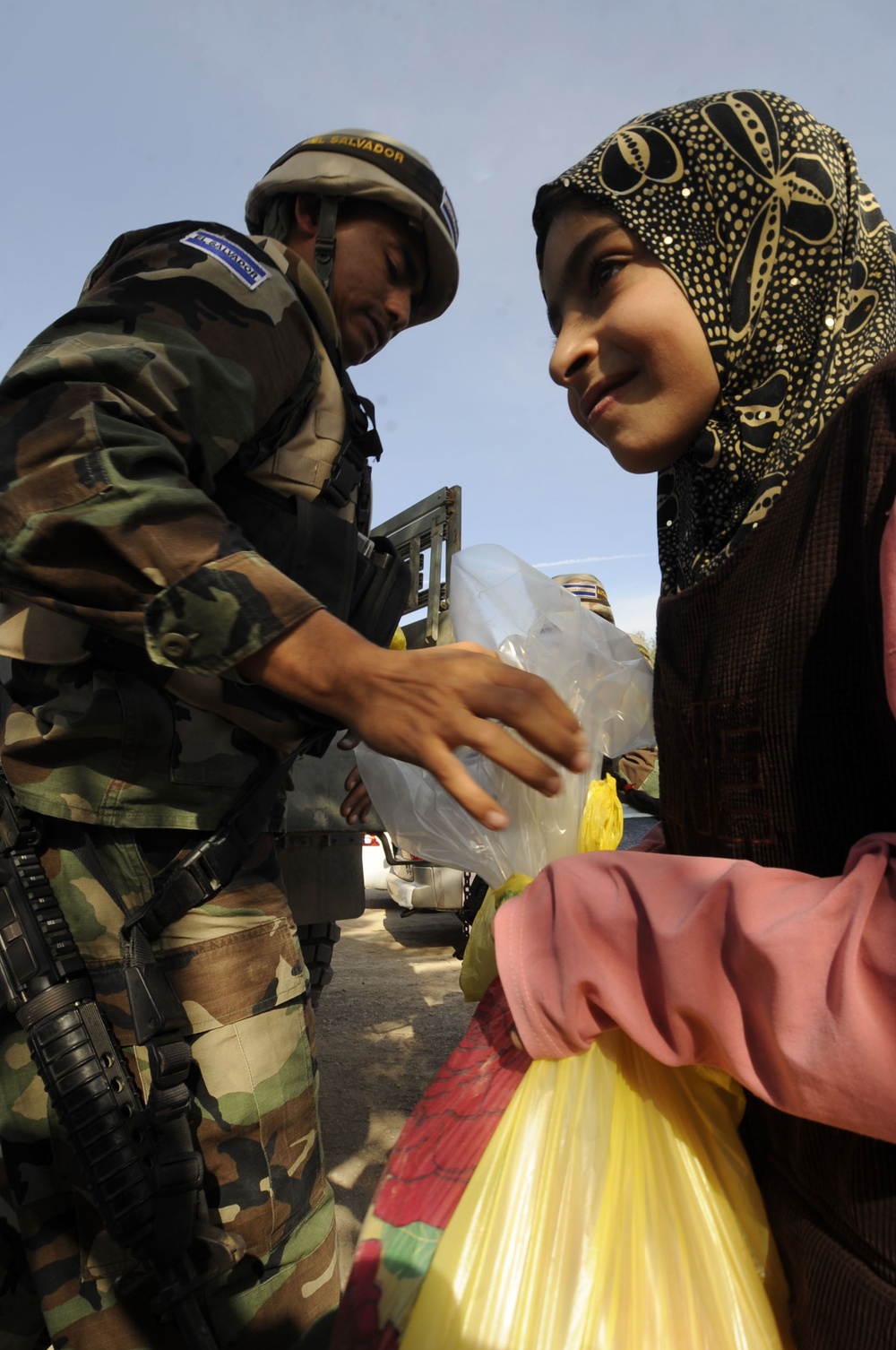 Iraqi, U.S. Soldiers team up with El Salvadoran army to distribute food