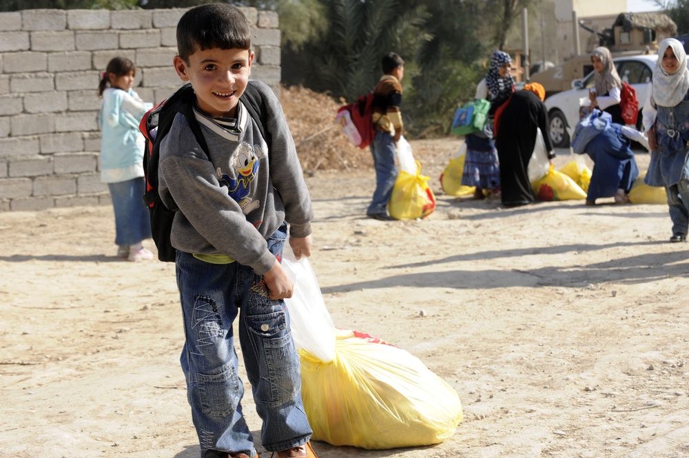 Iraqi, U.S. Soldiers team up with El Salvadoran army to distribute food