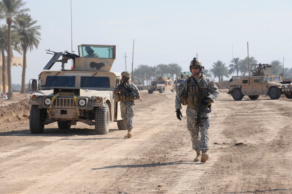 Iraqi, U.S. Soldiers team up with El Salvadoran army to distribute food