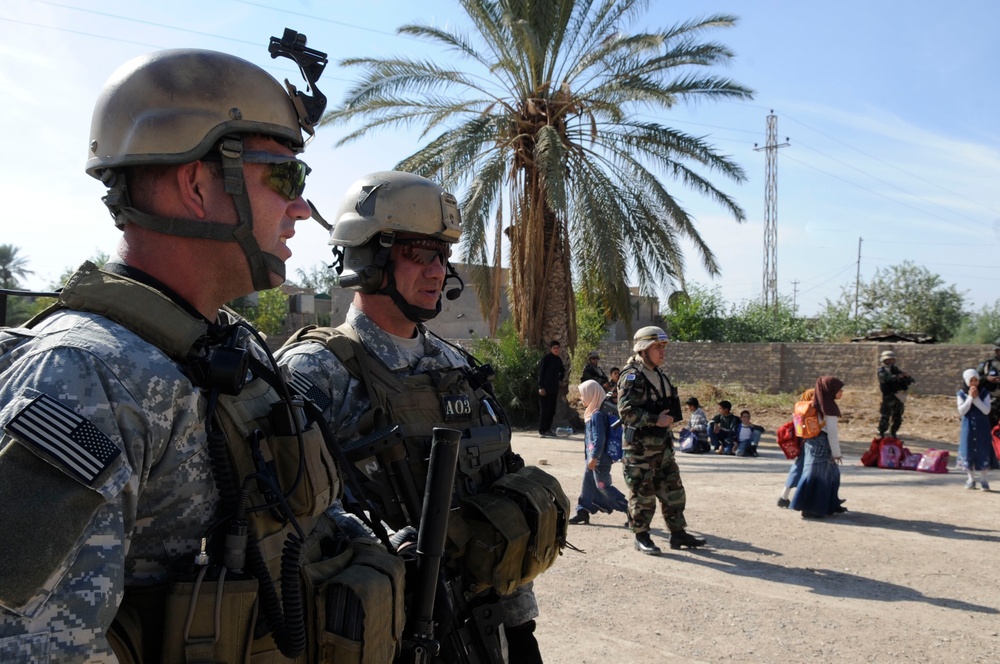 Iraqi, U.S. Soldiers team up with El Salvadoran army to distribute food