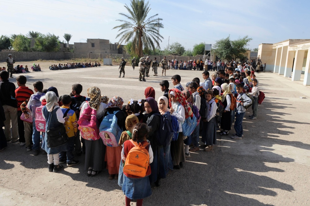 Iraqi, U.S. Soldiers team up with El Salvadoran army to distribute food