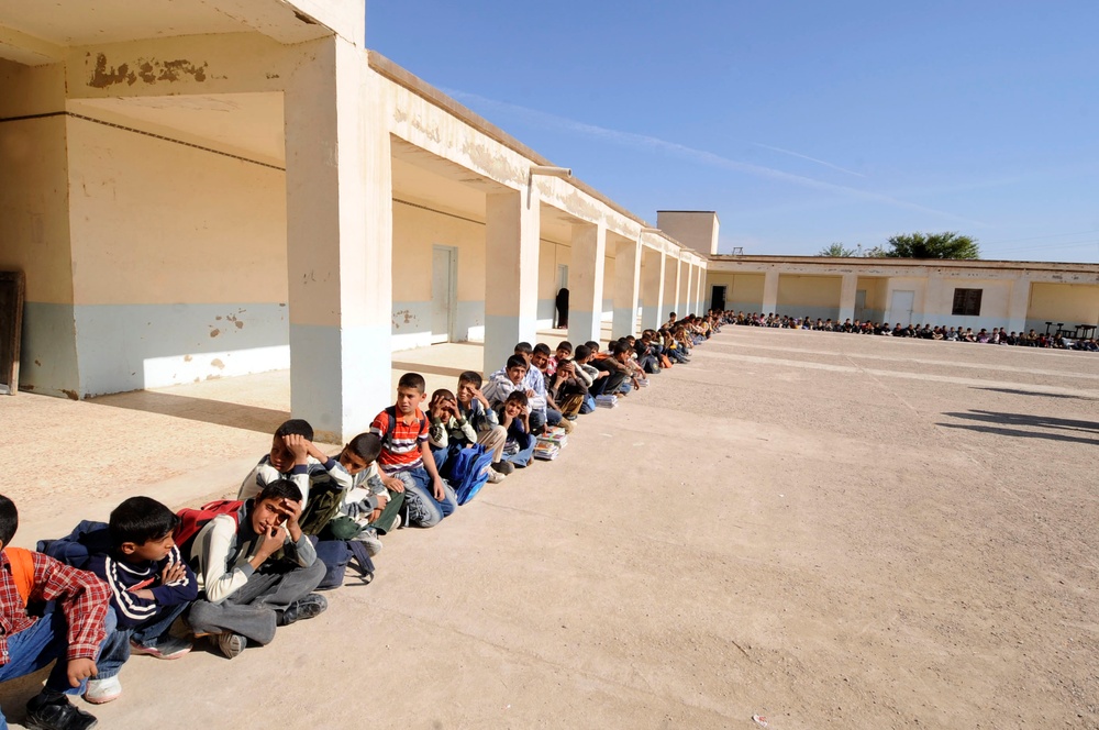 Iraqi, U.S. Soldiers team up with El Salvadoran army to distribute food