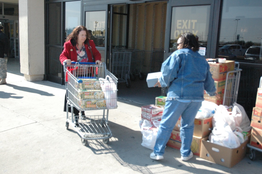 Army Community Service gathers donations to feed Army families