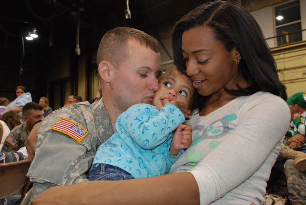 More than 1,000 welcome Guardsmen home