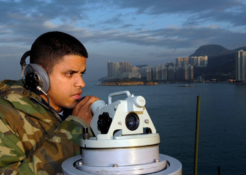 USS Essex enters Hong Kong harbor