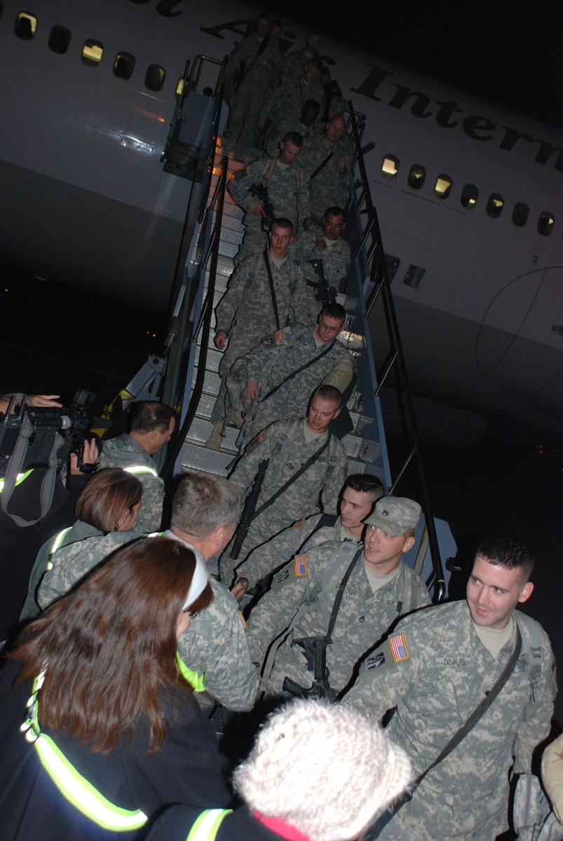 Soldiers brave cold weather, arrive in Indiana