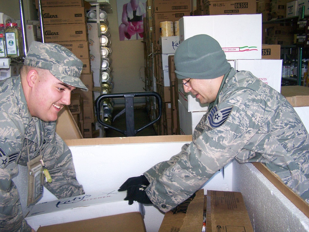 Manas Helps Airmen in Turkmenistan Celebrate Thanksgiving