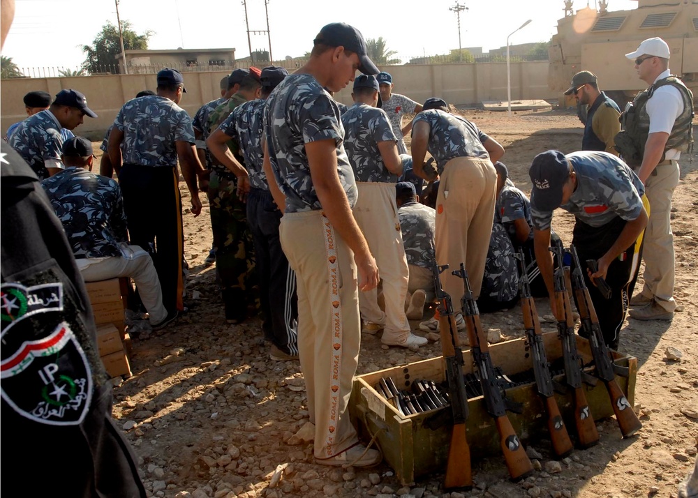 Iraqi Police recruits on target