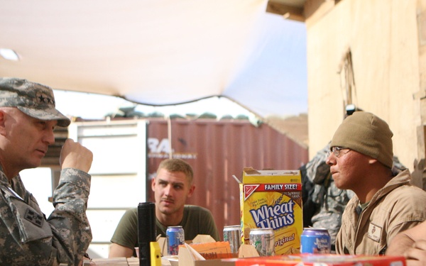 Multi-National Forces–Iraq commander spends Thanksgiving with Ramadi troops
