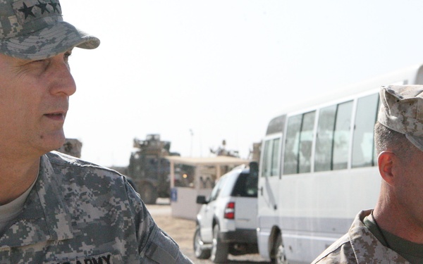 Multi-National Forces-Iraq commander spends Thanksgiving with Ramadi troops