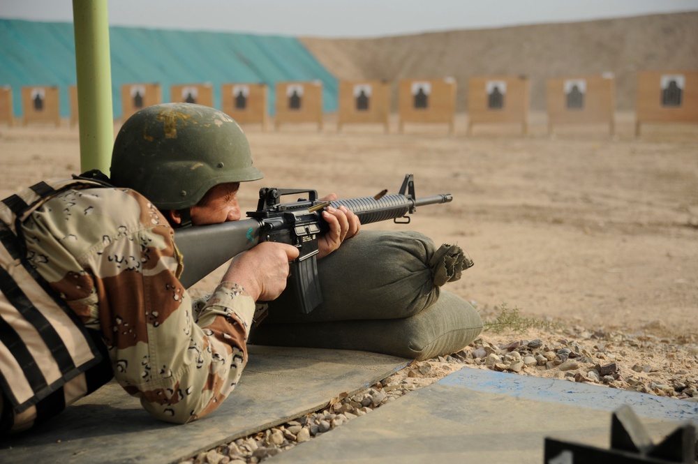 Iraqi Sergeants Major Train With M-16 rifle