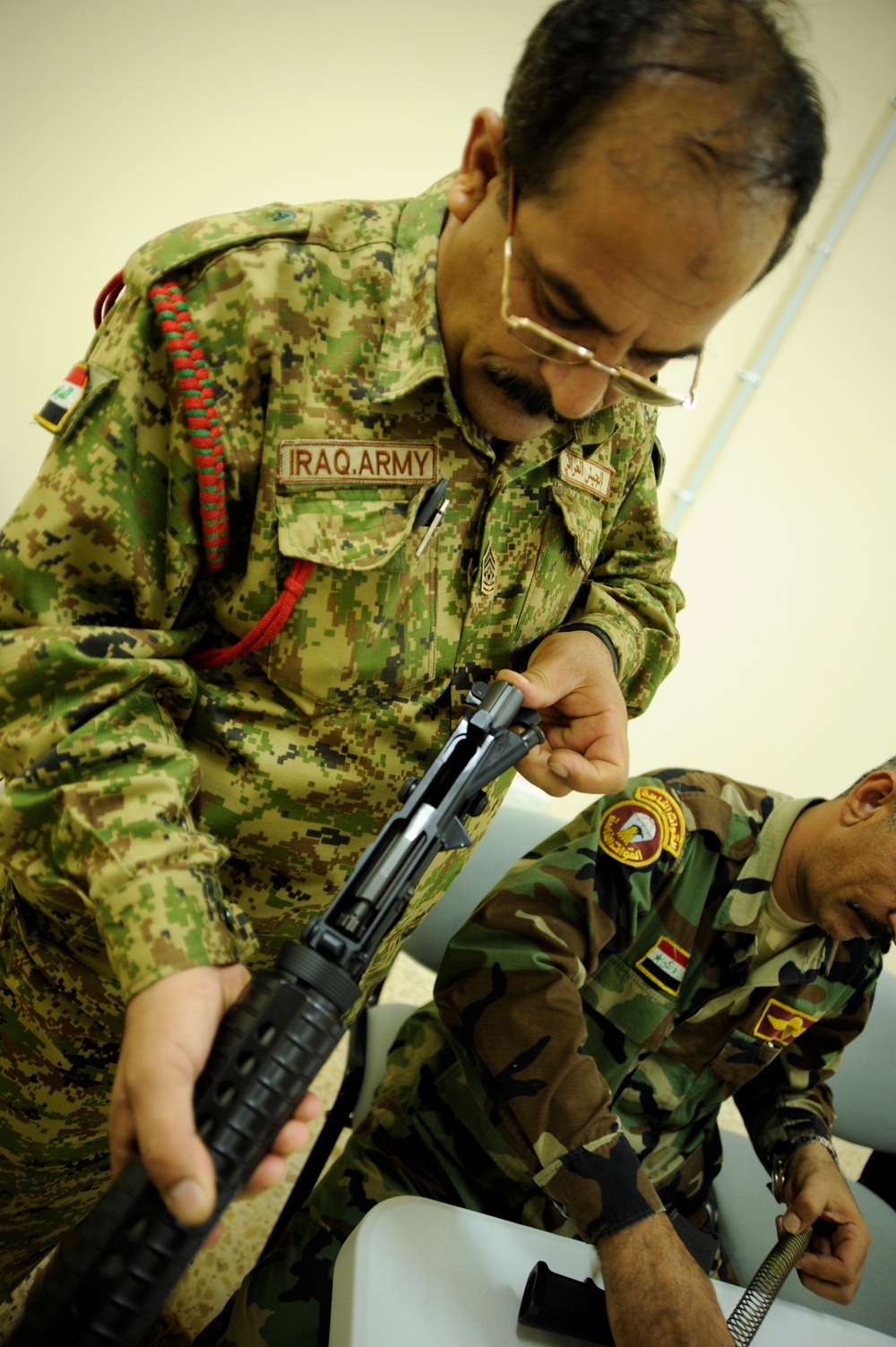 Iraqi Sergeants Major Train With M-16 rifle