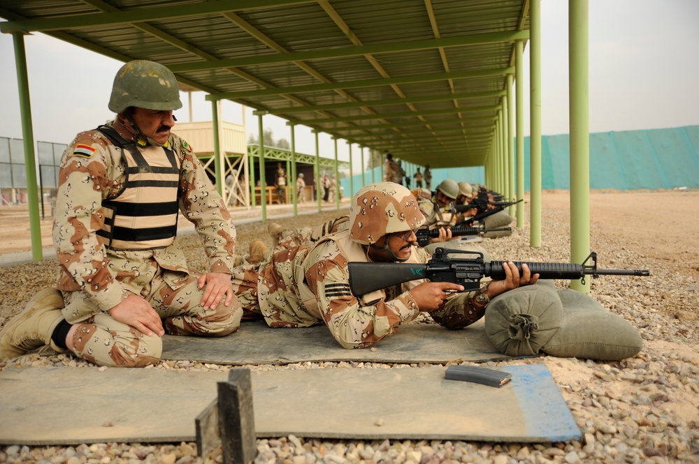 Iraqi Sergeants Major Train With M-16 rifle