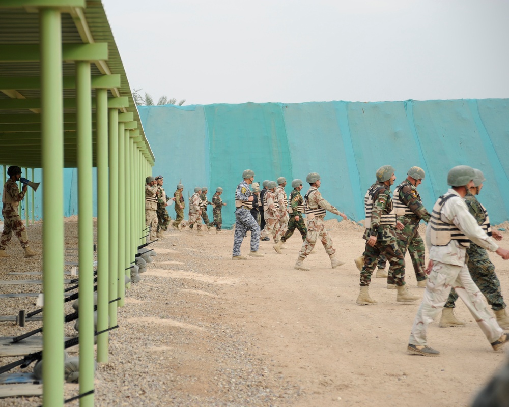 Iraqi Sergeants Major Train With M-16 rifle