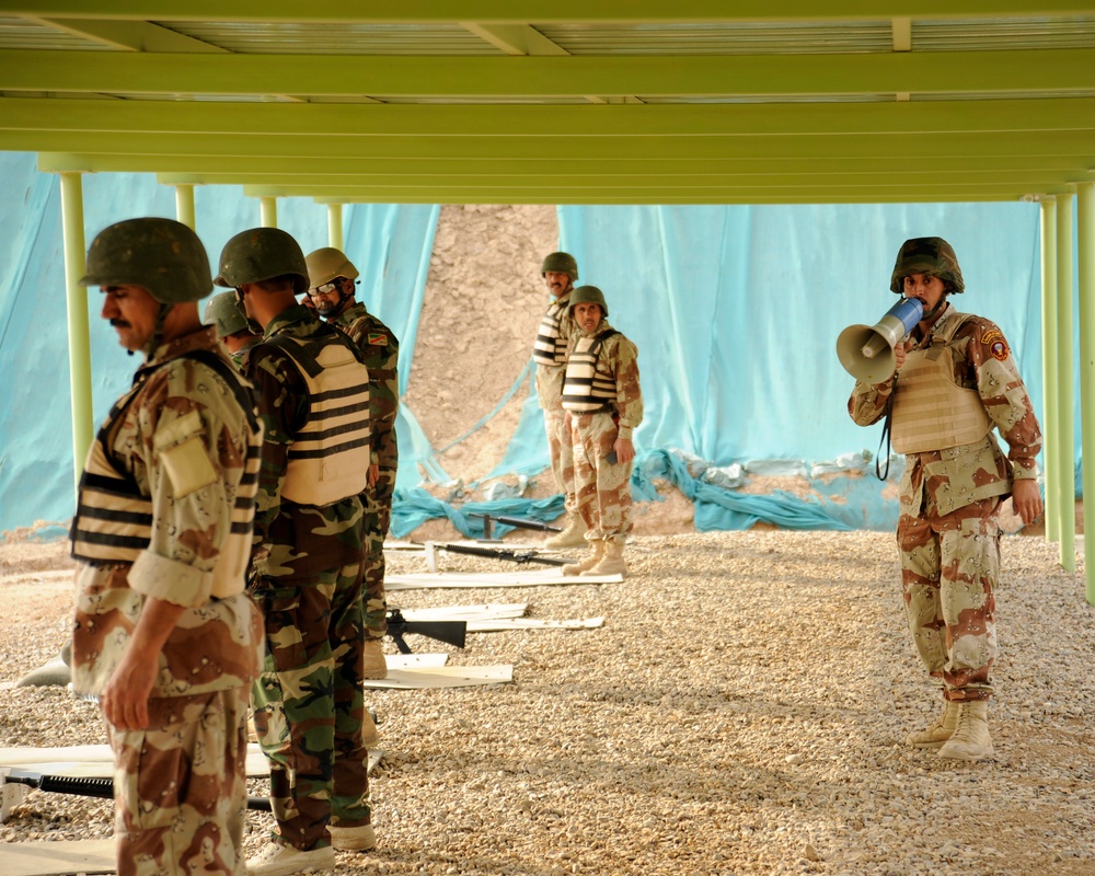 Iraqi Sergeants Major Train With M-16 rifle