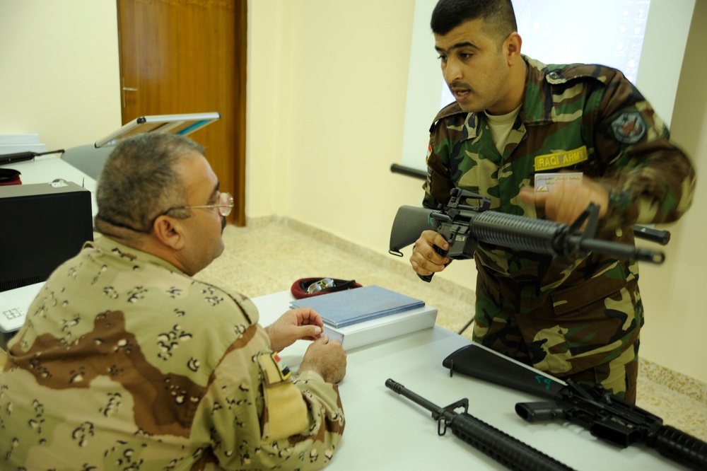 Iraqi Sergeants Major Train With M-16 rifle