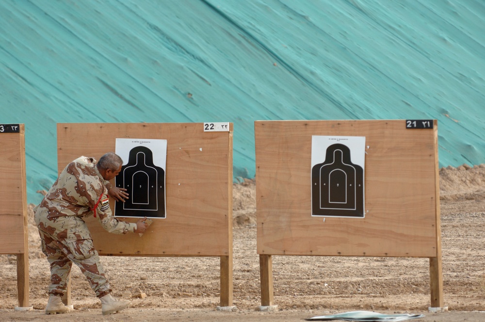 Iraqi Sergeants Major Train With M-16 rifle