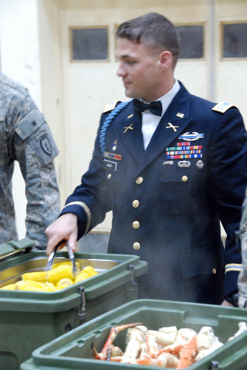 Gimlets gobble turkey, enjoy Thanksgiving camaraderie