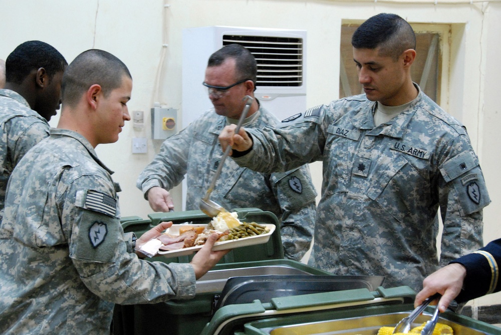 Gimlets gobble turkey, enjoy Thanksgiving camaraderie