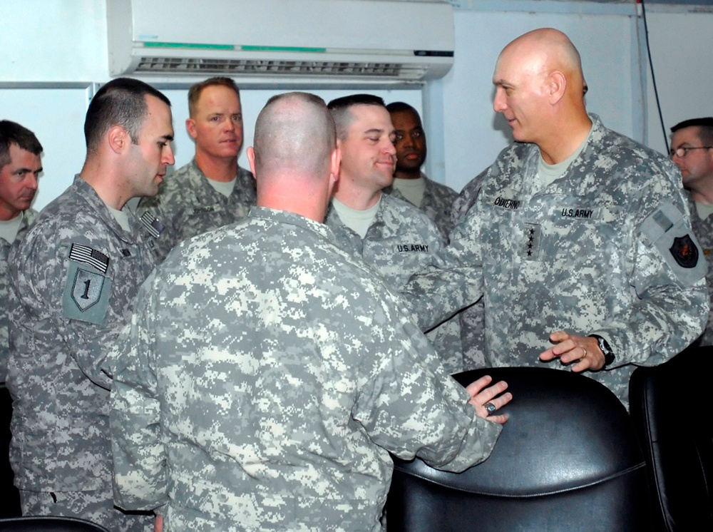 Multi-National Forces - Iraq commanding general visits Dagger Brigade
